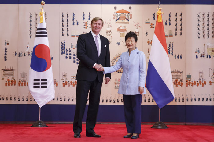 President Park Geun-hye (right) shakes hands with the Dutch king, Willem-Alexander, on November 3 at Cheong Wa Dae.