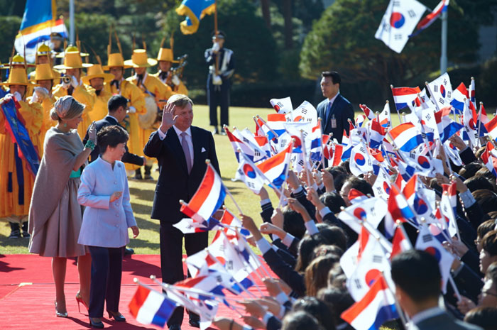 President Park Geun-hye (left) and King of the Netherlands Willem-Alexander and his spouse meet the crowd during an official welcoming ceremony at Cheong Wa Dae on November 3.