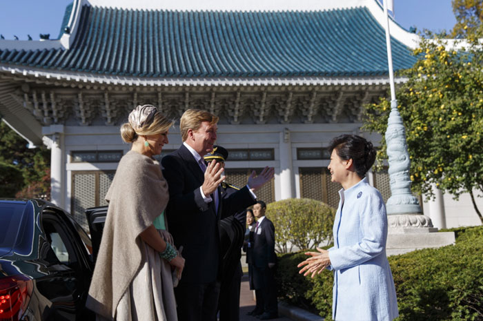 President Park Geun-hye (right) greets King of the Netherlands Willem-Alexander and his spouse at Cheong Wa Dae on November 3.