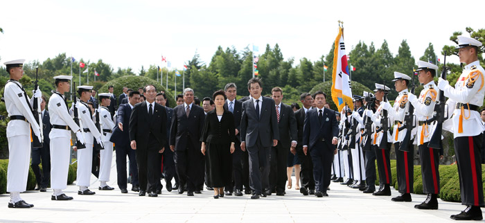  President Park (center left) and presidential aides enter the UN Memorial Cemetery (photo: Cheong Wa Dae).