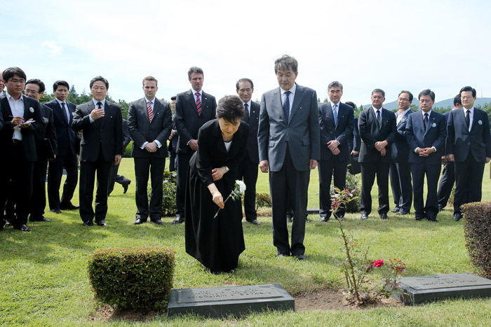  President Park Geun-hye (center) lays a flower at one of the tombs of UN soldiers in the UN Memorial Cemetery (photo: Cheong Wa Dae). 