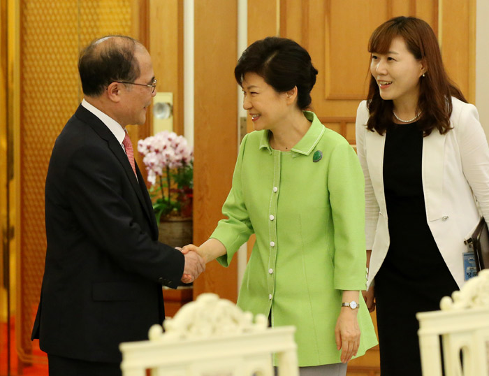 President Park (center) shakes hands with Nguyen Sinh Hung, chairman of the National Assembly of Vietnam, at Cheong Wa Dae on July 23 (photo: Cheong Wa Dae).