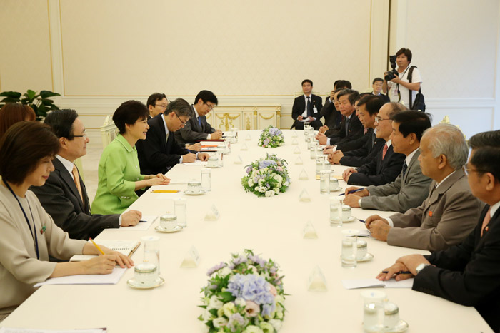 President Park (third from left) talks with Nguyen Sinh Hung, chairman of the National Assembly of Vietnam, at Cheong Wa Dae on July 23 (photo: Cheong Wa Dae).
