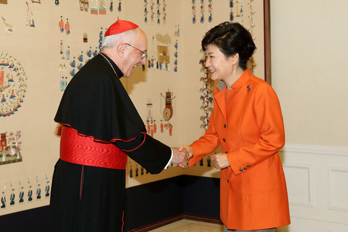 President Park Geun-hye (right) shakes hands with Cardinal Fernando Filoni, Prefect of the Congregation for the Evangelization of Peoples, at Cheong Wa Dae on October 2 (photo: Cheong Wa Dae).