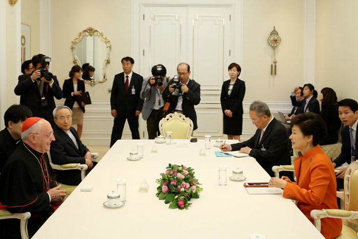 President Park Geun-hye (right) discusses ways to enhance bilateral relations between Korea and the Holy See, which marks its 50th anniversary this year, with Cardinal Fernando Filoni, Prefect of the Congregation for the Evangelization of Peoples (photo: Cheong Wa Dae).