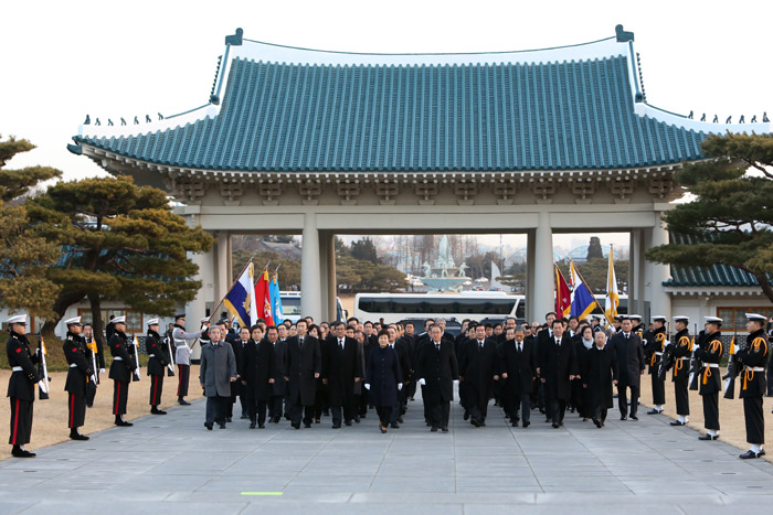 President Park Geun-hye, Prime Minister Chung Hongwon and ministers and vice ministers from central government organizations enter the Seoul National Cemetery in Dongjak-gu (district), Seoul, on January 1. (Photo from Cheong Wa Dae)