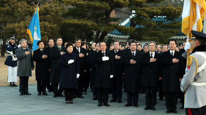 President Park Geun-hye, Prime Minister Chung Hongwon and ministers and vice ministers from central government organizations pay tribute to the patriotic martyrs buried at the Seoul National Cemetery in Dongjak-gu (district), Seoul, on January 1. (Photo from Cheong Wa Dae)