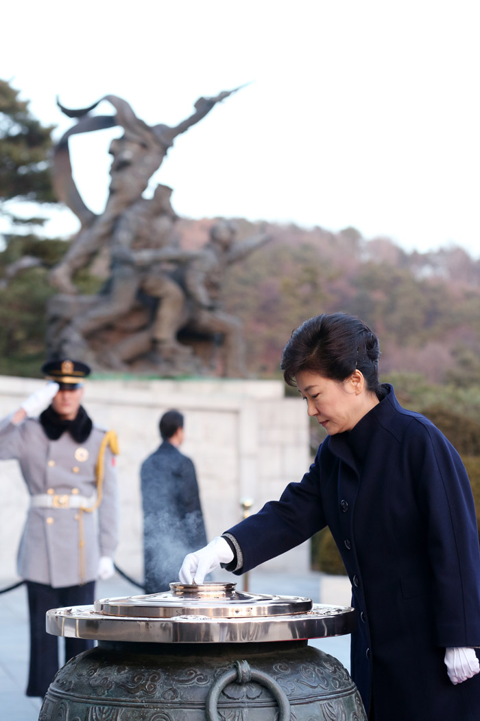 President Park Geun-hye (right) offers incense at the Seoul National Cemetery in Dongjak-gu (district), Seoul, on January 1. (Photo from Cheong Wa Dae)