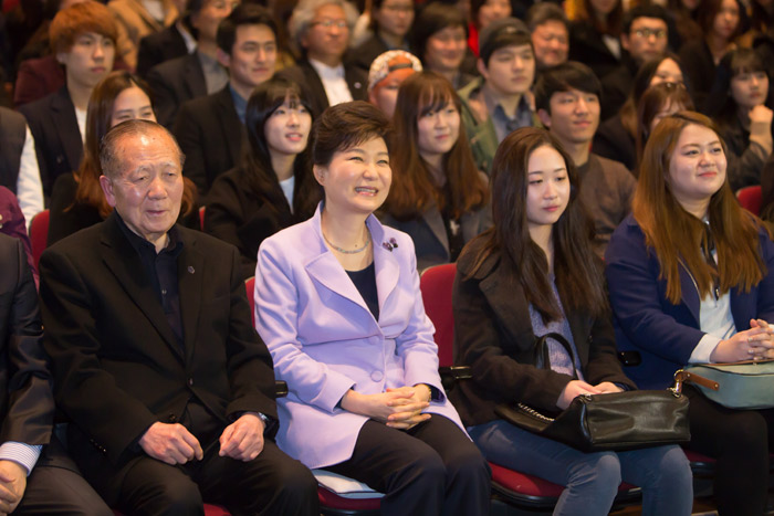 President Park Geun-hye (second from left) enjoys the play “Finding Kim Jong-wook” with university freshmen and other guests on February 26. (photo: Cheong Wa Dae)