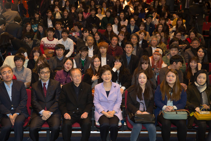 President Park Geun-hye (center) watches the play “Finding Kim Jong-wook” on February 26. (photo: Cheong Wa Dae)