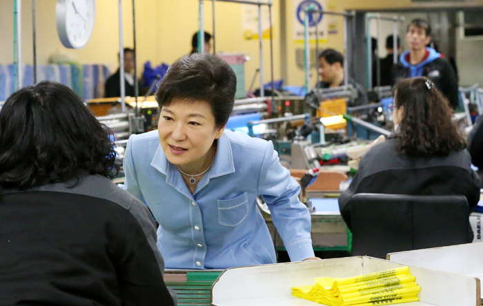 President Park Geun-hye (center) listens to a worker at a vocation training center for the disabled in Paju, Gyeonggi-do, on April 16 (photo: Cheong Wa Dae).