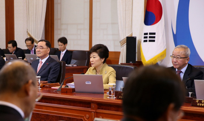 President Park Geun-hye (center) leads a cabinet meeting at Cheong Wa Dae on January 7. (Photo: Cheong Wa Dae)