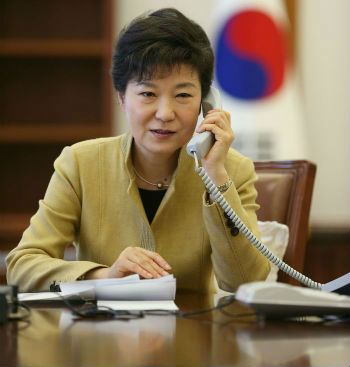 President Park holds a telephone conversation (photo from Cheong Wa Dae).