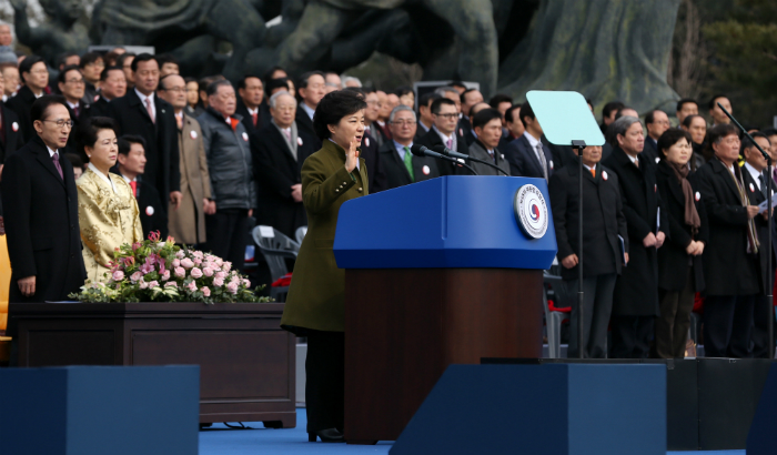 President Park Geun-hye (center) takes an oath of office at the presidential inauguration ceremony (National Assembly = Jeon Han)