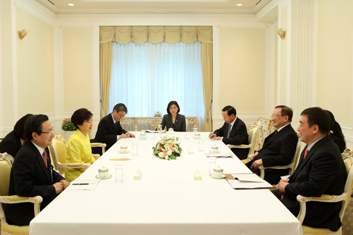 President Park Geun-hye (second from left) on June 14 holds a meeting with former Chinese Foreign Minister Tang Jiaxuan at Cheong Wa Dae (photo: Cheong Wa Dae).