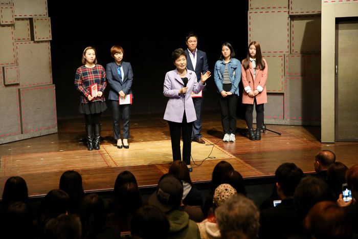 President Park Geun-hye (center) talks to the crowd during her visit to the theater on February 26. (photo: Cheong Wa Dae)