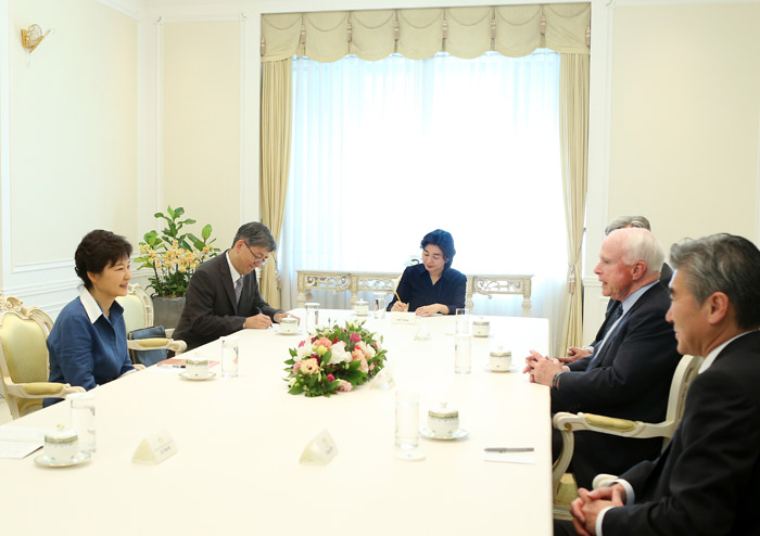 President Park (left) talks with Senators John McCain and Sheldon Whitehouse at Cheong Wa Dae on August 26 (photo: Cheong Wa Dae).