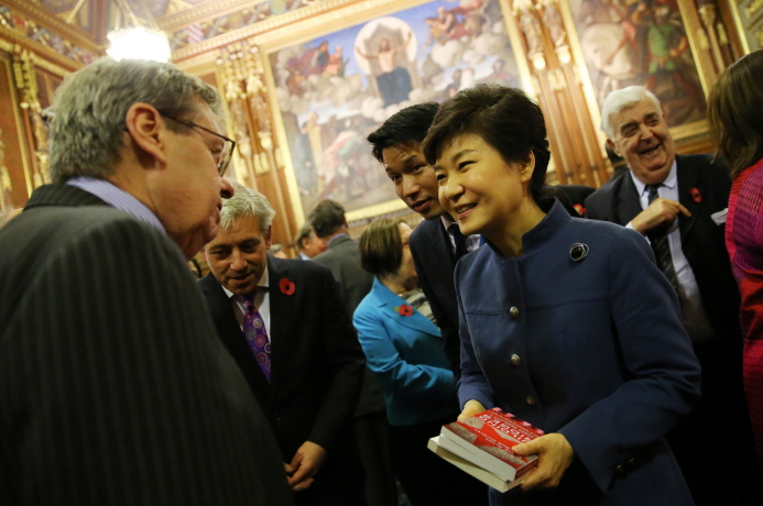 President Park Geun-hye shakes hands with the members of the British Parliament. (photos: Cheong Wa Dae)