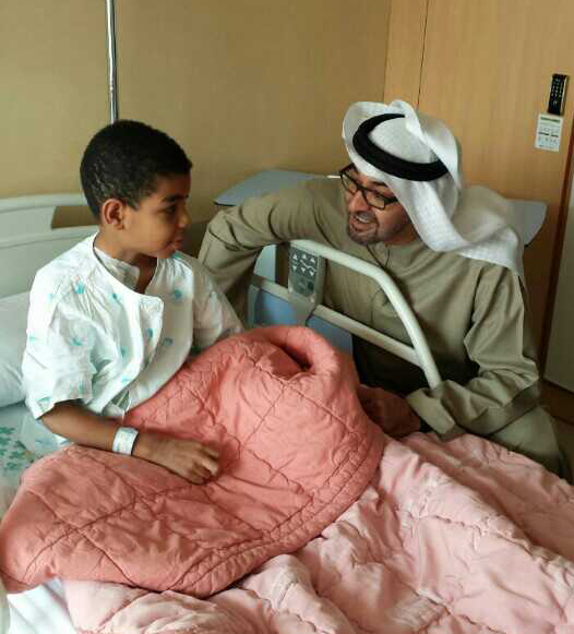  Mohammed bin Zayed bin Sultan Al Nahyan, crown prince of Abu Dhabi (right), comforts Omar, an eight-year-old boy who was suffering from hypoplastic anemia, an incurable blood disease. The boy underwent bone marrow transplant surgery in Korea. He is now receiving outpatient treatment. (photo courtesy of the Catholic University of Korea, Seoul St. Mary's Hospital) 