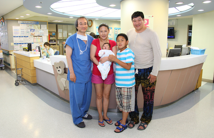  (Top) A patient from the UAE had been suffering from high blood pressure and obesity, and recently had a kidney transplant at the Seoul National University Hospital. Now, he is receiving immunosuppressive treatment. (Bottom) A Mongolian baby was diagnosed with pneumonia and with a ventricular septal defect, coupled with pulmonary hypertension. (photos courtesy of Seoul National University Hospital) 