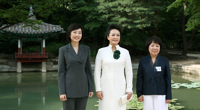 Chinese First Lady Peng Liyuan (center) poses for a photo with Presidential Secretary Cho Yoon-sun (left) and Administrator Rha Sun-hwa of the Cultural Heritage Administration of Korea, on July 3. (photo: Jeon Han)