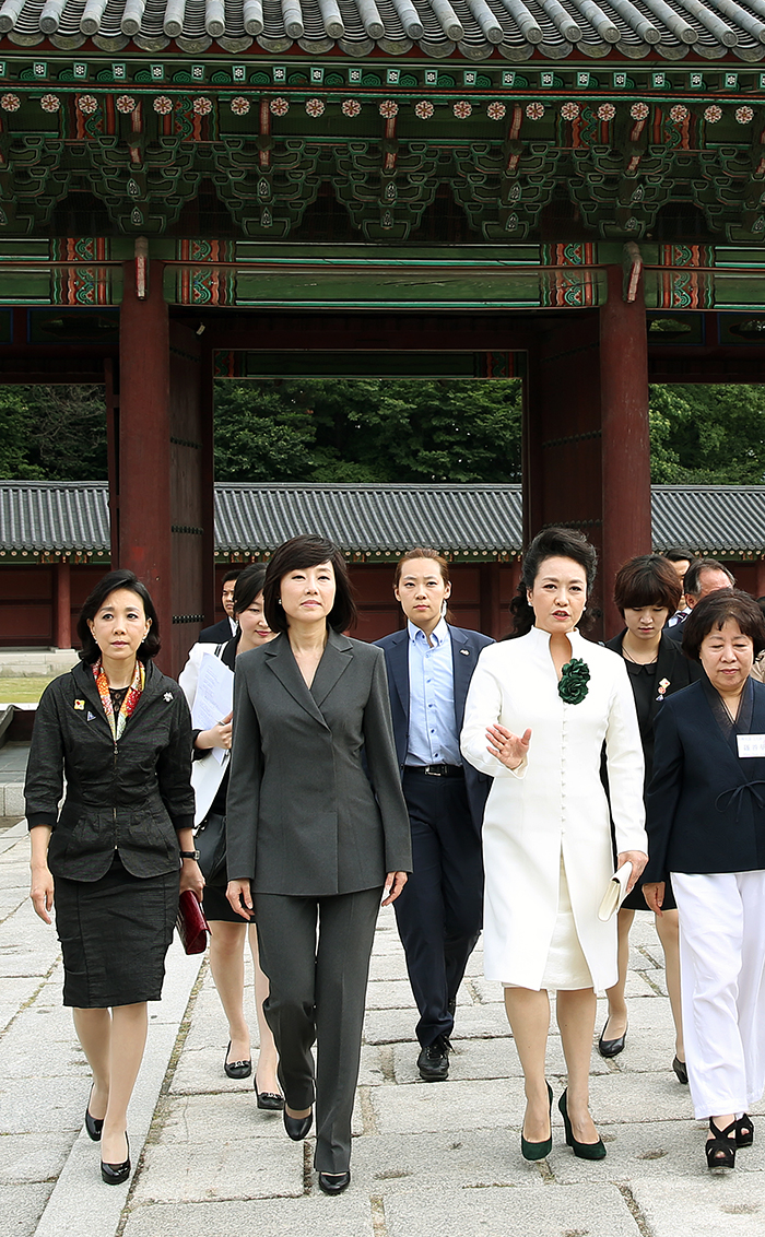 Chinese First Lady Peng Liyuan, on her state visit to Seoul with Chinese President Xi Jinping, escorted by Cho Yoon-sun, senior presidential secretary for political affairs, looks around Changdeokgung Palace on July 3, in central Seoul. (photos: Jeon Han)