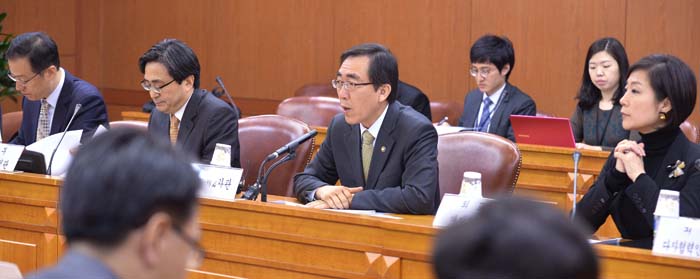 During a November 12 meeting, Second Vice Minister of Foreign Affairs Cho Tae-yul (second from right, bottom) and participants discuss ways to offer relief aid to the typhoon-ravaged Philippines. (photos courtesy of the MOFA)