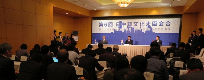 Minister of Culture, Sports and Tourism Kim Jongdeok, Japanese Minister of Education, Culture, Sports, Science and Technology Shimomura Hakubun and Chinese Vice Minister of Culture Yang Zhijin (sitting on stage, from left) hold a press conference during the sixth Korea-China-Japan Culture Ministers Meeting on November 30.