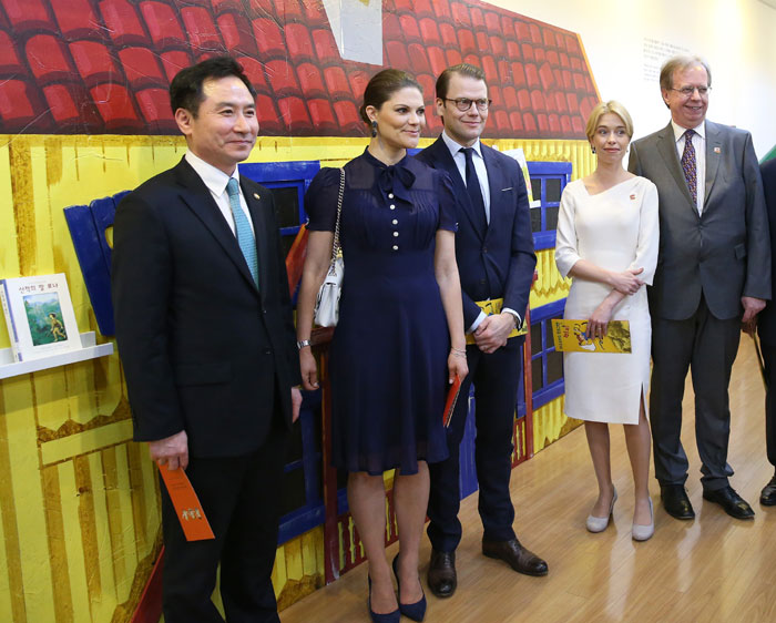 Swedish Crown Princess Victoria (second from left) and her husband, Prince Daniel (third from right), pose for a photo with First Vice Minister of Culture, Sports & Tourism Park Min-gwon (left) during a celebration to mark the opening of the 'Astrid Lindgren and Pippi Longstocking' exhibit. 