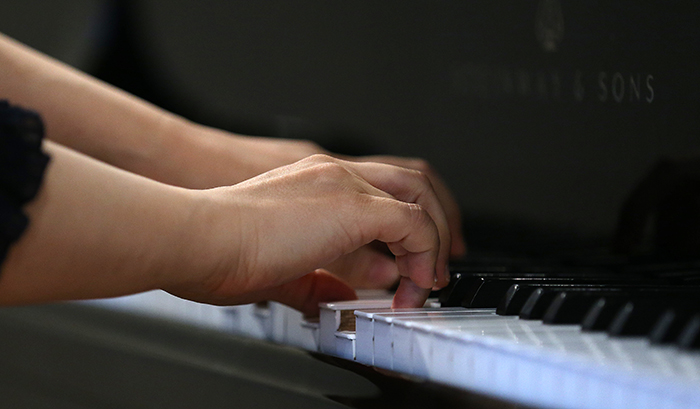 The fingers of pianist Choi Hie-yon dance on the keyboard. (photo: Jeon Han)