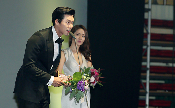 Hyun Bin (left) speaks after receiving a Producers’ Choice Award during the opening ceremony of Pifan on July 17. (photo: Jeon Han)