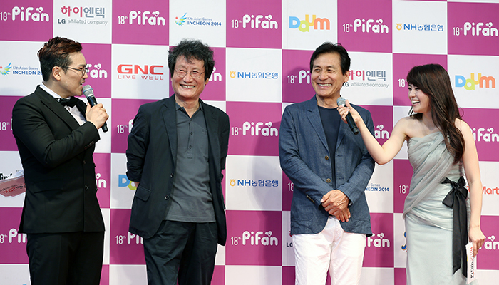 Actors Moon Sung-keun (center, left) and Ahn Sung-ki (center, right) attend the Pifan opening ceremony on July 17. (photo: Jeon Han)