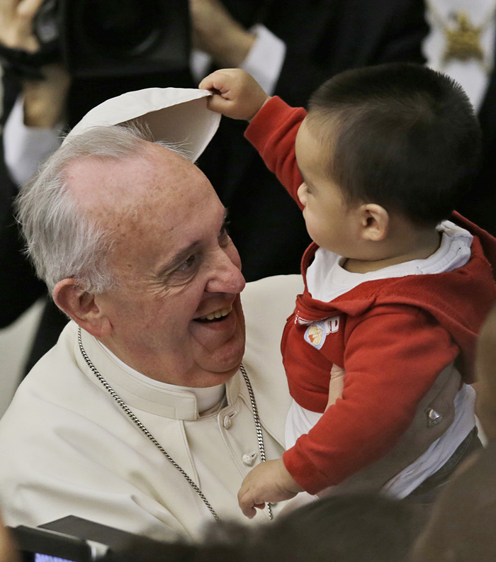 Pope Francis holding a child (photo: Yonhap News)