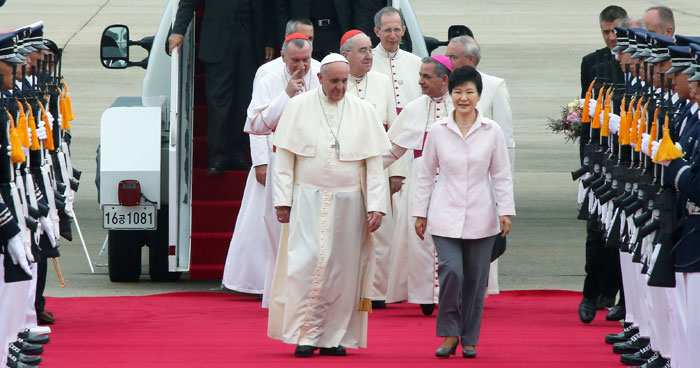 Pope Francis (center) and President Park Geun-hye (right) inspect an honor guard on August 14 after the pontiff's arrival at the Seoul Airbase. (photo: Ministry of Culture, Sports and Tourism)
