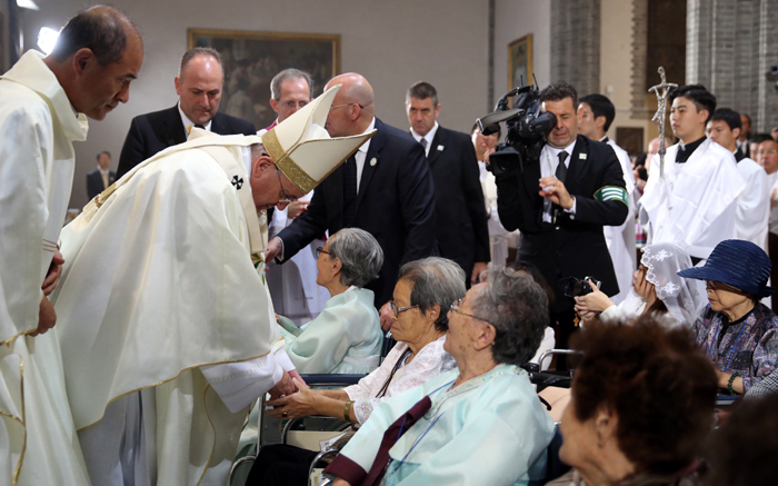 Pope Francis greets seven elderly women who were forced to work as sexual slaves for the Japanese military during World War Ⅱ, at the Myeongdong Cathedral in Seoul on August 18. (photo: Yonhap News)