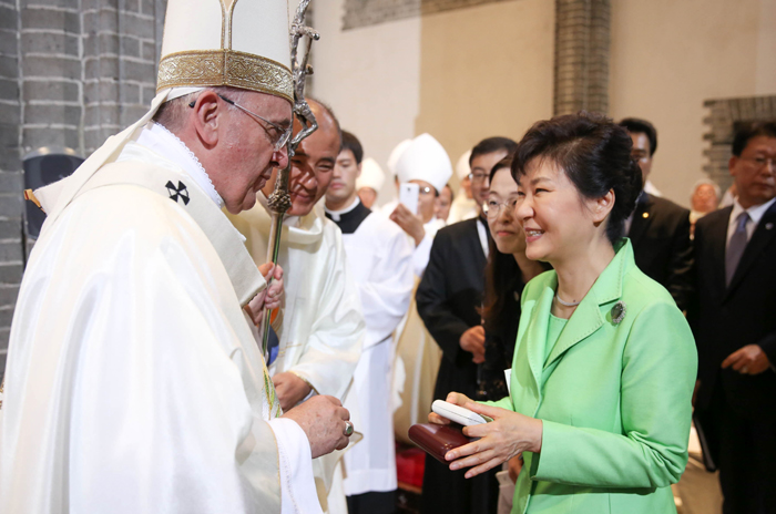 President Park Geun-hye greets Pope Francis after he celebrated a Mass for peace and reconciliation at the Myeongdong Cathedral in Seoul on August 18. (photo: Cheong Wa Dae)