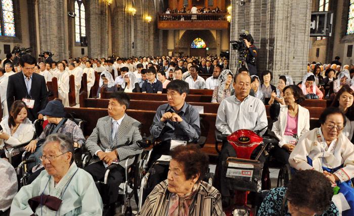 Church-goers listen as Pope Francis delivers a sermon during a Mass for peace and reconciliation at the Myeongdong Cathedral in Seoul on August 18. (photo courtesy of the Preparatory Committee for the Visitation of the Holy Father)