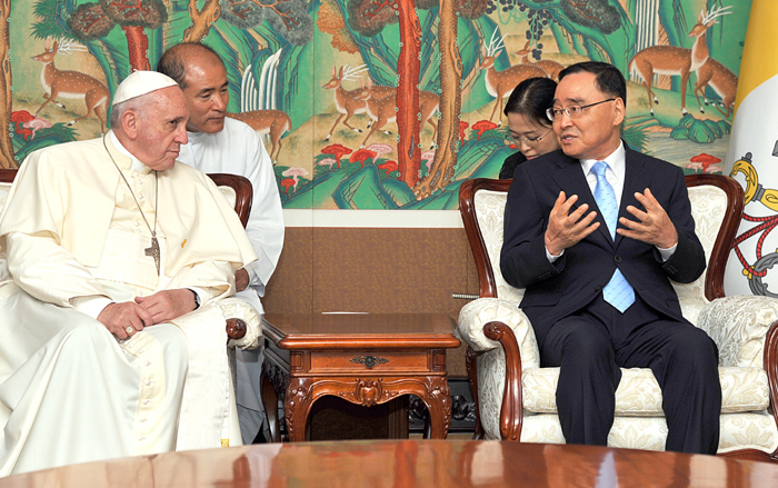  Pope Francis (left), wrapping up his five-day trip to Korea, talks with Prime Minister Chung Hongwon at Seoul Airport on August 18. (photo: the Ministry of Culture, Sports and Tourism)