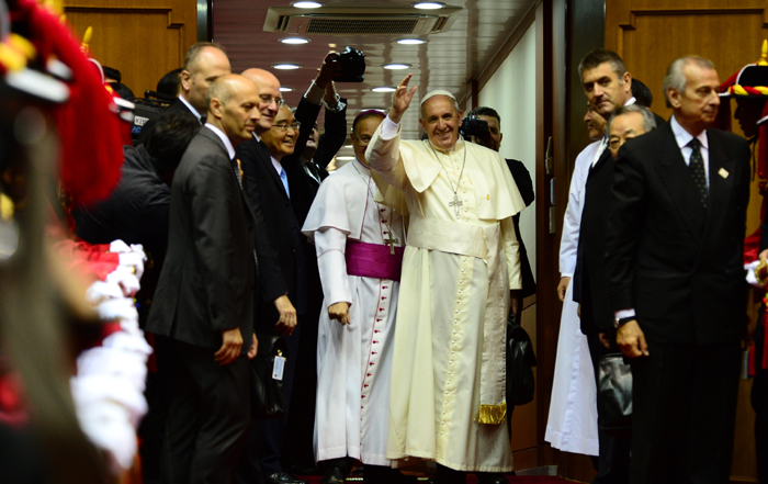 Pope Francis (center), wrapping up his five-day trip to Korea, waves as he departs from Seoul Airport on August 18. (photo courtesy of the Preparatory Committee for the Visitation of the Holy Father)