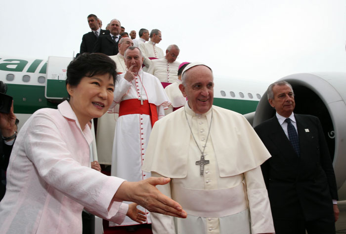 President Park Geun-hye (left) greets Pope Francis (center) upon his arrival at the Seoul Air Base on August 14. (photo: Yonhap News)