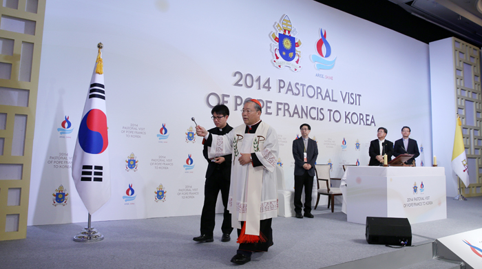 Archbishop of Seoul and Cardinal of Korea Andrew Yeom Soo-jung (center) sprinkles holy water during the blessing ceremony of the main press center at the Lotte Hotel Seoul. The ceremony took place on August 13, a day before the pope's visit. (photo: Jeon Han) 