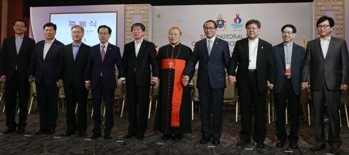 Archbishop of Seoul and Cardinal of Korea Andrew Yeom Soo-jung (center) poses for a photo with other participants ahead of a blessing ceremony on August 13. They include the First Vice Minister of Culture, Sports and Tourism Kim He-beom (fourth from left), and First Vice Minister for Government Policy Coordination Hong Yunsik (fourth from right). (photo: Jeon Han)
