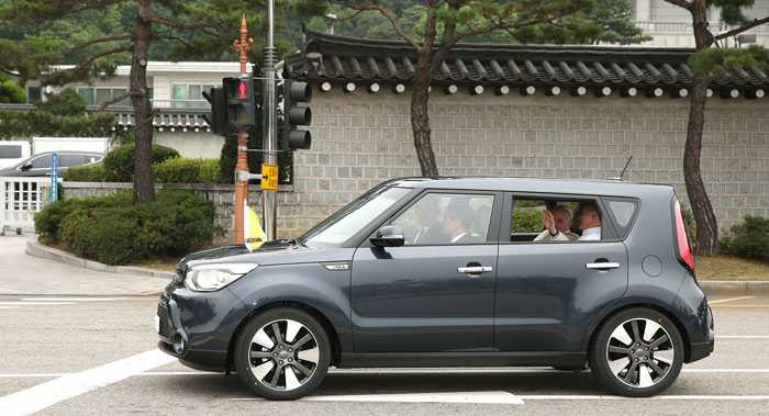 Pope Francis waves to the crowd from inside the car while traveling to the Apostolic Nunciature in Korea on August 14. The car in which the pope is riding is a Soul, made by Kia Motors. (photo: Jeon Han)