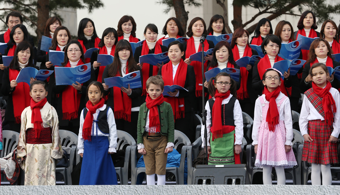 The 18th inaugural ceremony takes place with various performances on the front yard of the National Assembly on February 25, where tens of thousands of people flocked to welcome their new president (photo: Jeon Han).