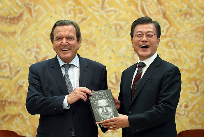 Former German Chancellor Gerhard Schröder presents the Korean edition of his autobiography, 'Entsheidungen – Mein Leben in der Politik,' to President Moon Jae-in at Cheong Wa Dae on Sept. 12.