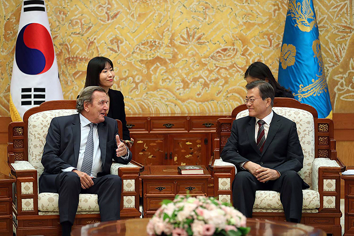 Former German Chancellor Gerhard Schröder (left) and President Moon meet at Cheong Wa Dae on Sept. 12.