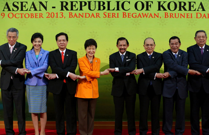 President Park Geun-hye (fourth from left) poses for photos with other leaders at the Korea-ASEAN Summit in Brunei on October 9. (Photo: Cheong Wa Dae)
