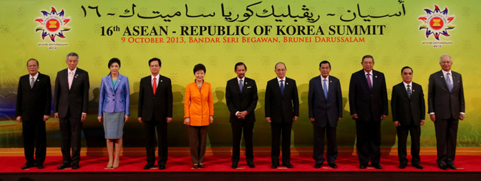 President Park Geun-hye (fifth from left) poses for an official group photo with other leaders at the Korea-ASEAN Summit in Brunei on October 9. (Photo: Cheong Wa Dae)