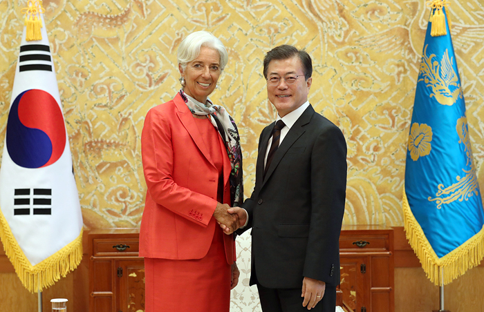 Christine Lagarde (left), managing director of the IMF, visits President Moon Jae-in at Cheong Wa Dae on Sept. 11.