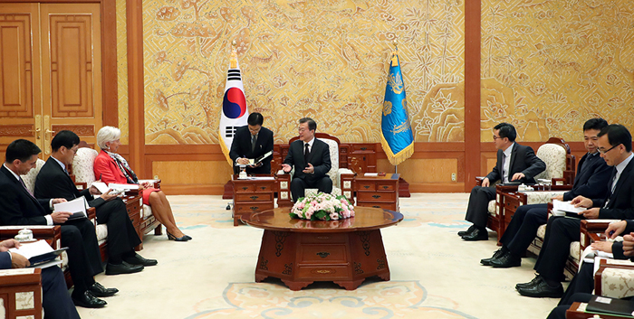 President Moon Jae-in discusses the Korean and world economies with Christine Lagarde, managing director of the IMF, at Cheong Wa Dae on Sept. 11. President Moon and the IMF chief agreed that female participation in economic activities and reducing the gender gap are crucial parts of economic policy.